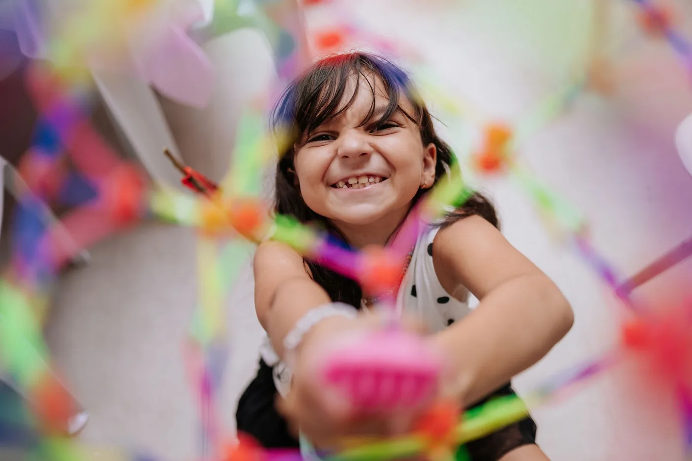 Zasněné dítě u okna — tichá podoba ADHD bývá málo nápadná, a proto se přehlíží.