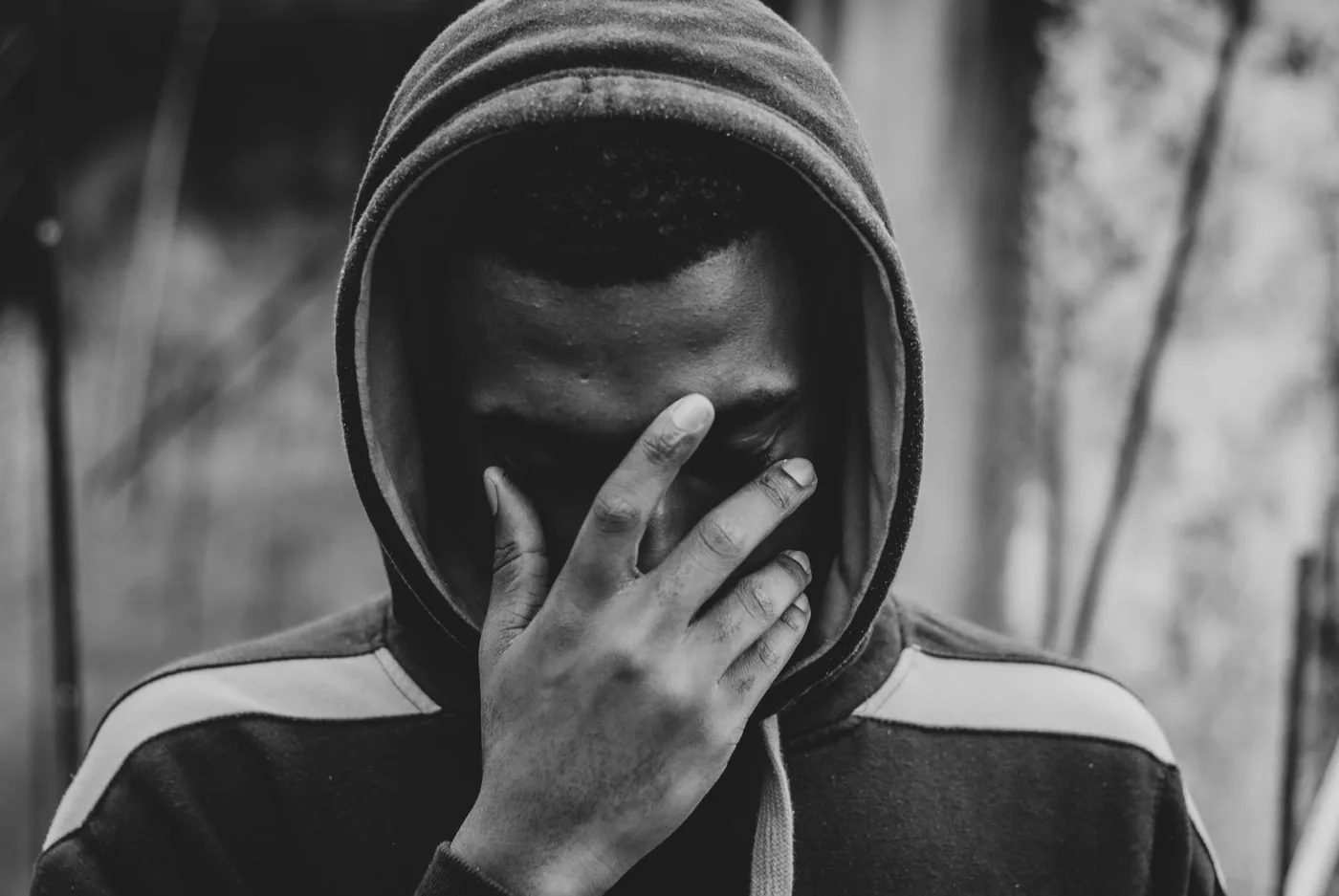 Deprese přetrvává týdny a zasahuje víc oblastí života najednou, ne jen náladu.