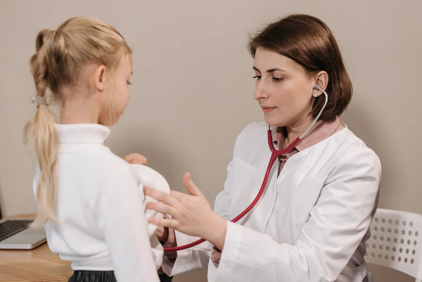 Psychiatr při vyšetření zjišťuje historii potíží a rodinné souvislosti.