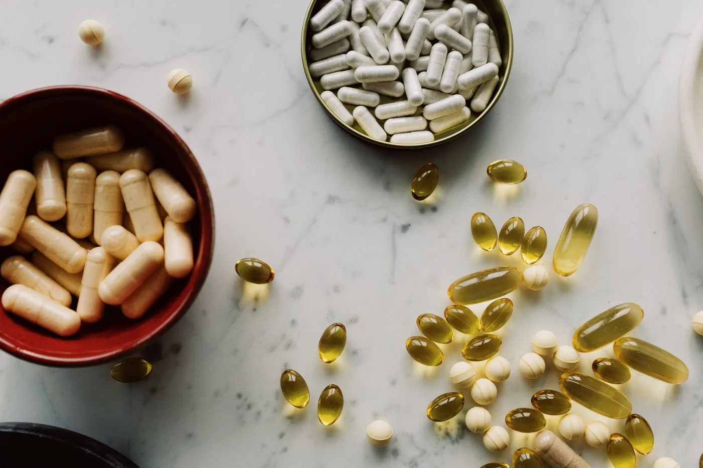 Detail kapslí hořčíku a omega-3 při srovnání.