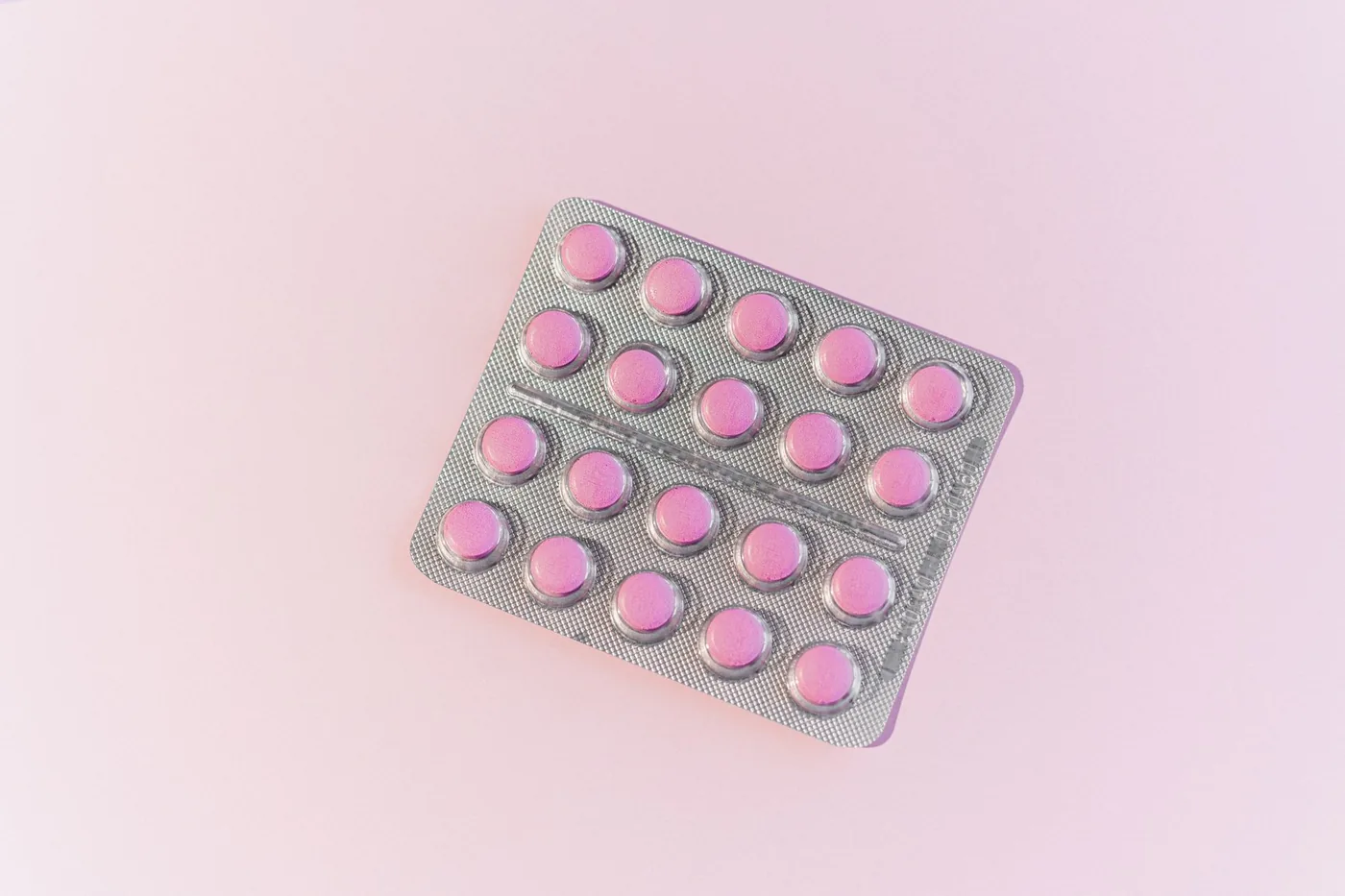 Blistr s tabletami — guanfacin patří mezi nestimulační léky na ADHD.