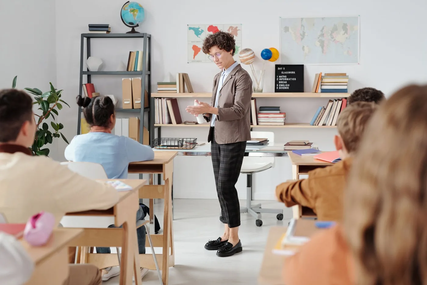 Krátká individuální dopomoc u lavice zabere pár vteřin a často zabrání rozpadu celé hodiny