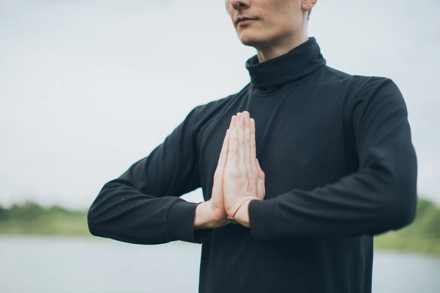 Člověk si během krátkého mindfulness cvičení všímá dechu.