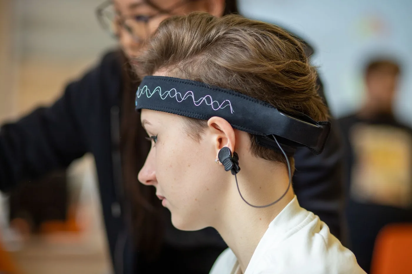Elektrody EEG připevněné na hlavě při neurofeedbacku