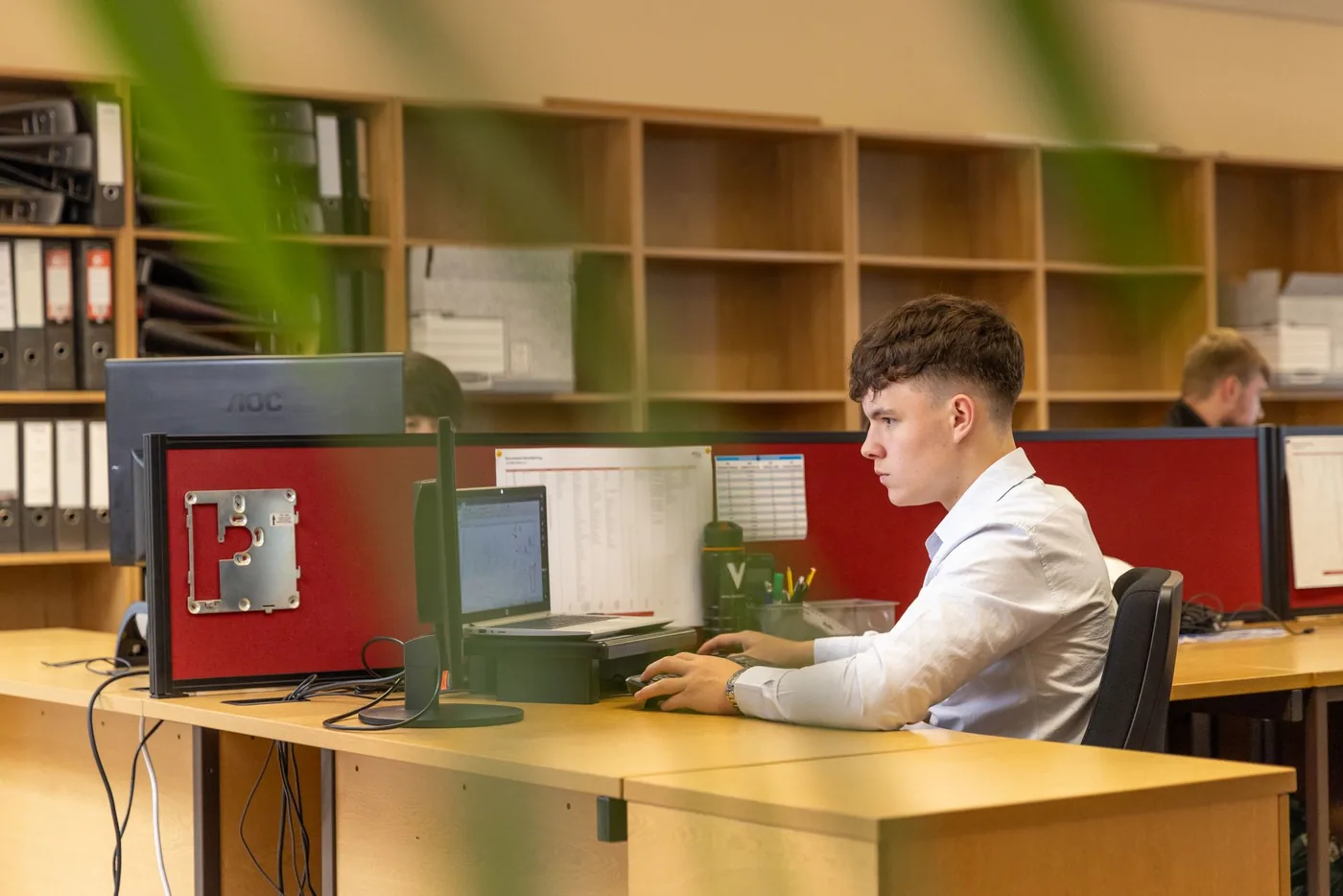 Zaměstnanec v kanceláři při plnění pracovních úkolů.