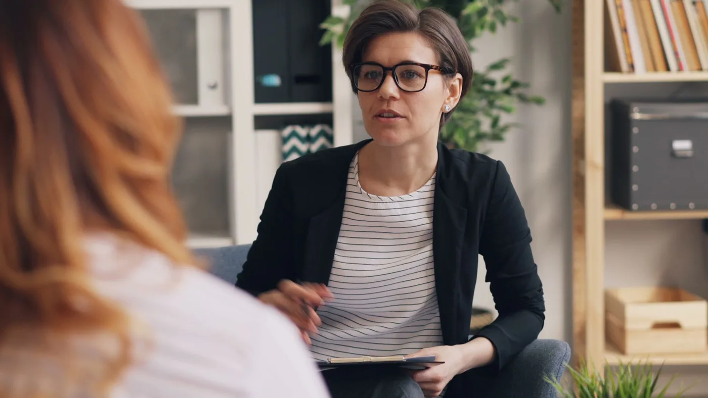 Psycholog naslouchá klientovi během konzultace