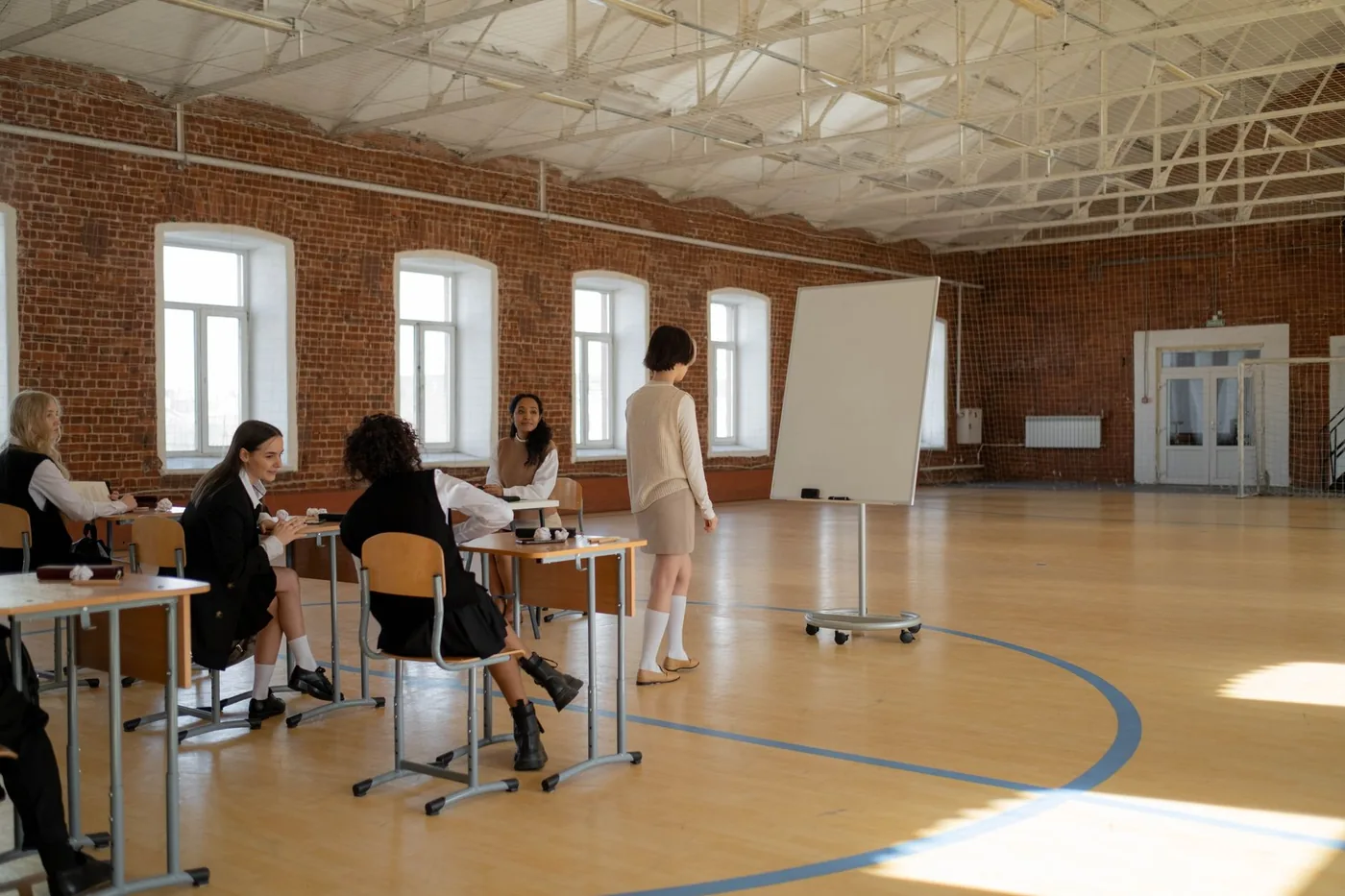 Dítě pracuje samostatně s pomůckami v alternativní třídě.